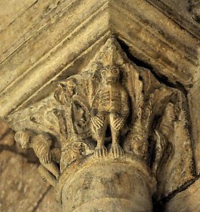 Un singe sculpté dans un chapiteau