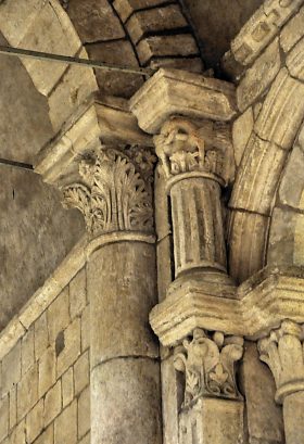 Accumulation de chapiteaux, de colonnettes et de pilastres