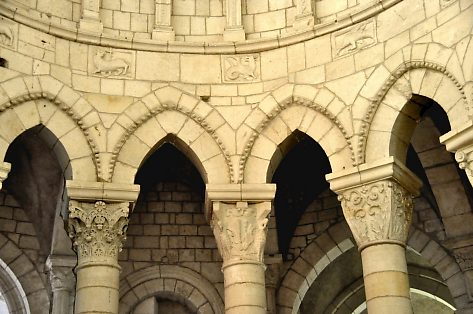 Vue partielle des chapiteaux du chœur et des bas-reliefs du bestiaire.