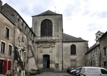 La façade occidentale de style néo–classique de l'église Notre–Dame