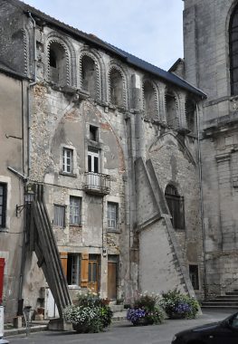 La Cour Sainte-Croix