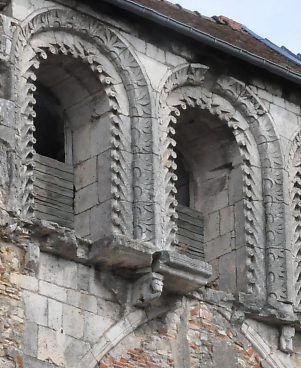 Arcature du triforium de l'ancienne nef (1er quart du XIIe siècle).