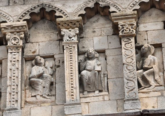 Trois statues, vraisemblablement de prophètes, sur l'élévation  sud de l'abside (début du XIIe siècle).