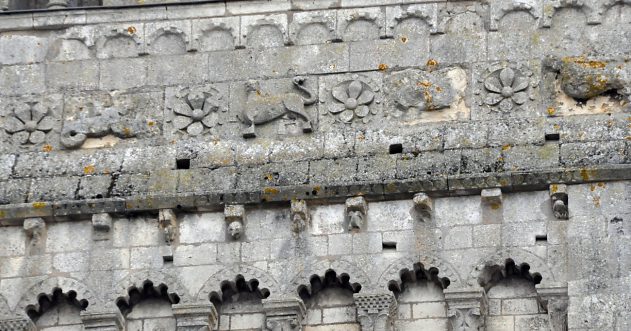 Frise d'animaux et de rosaces sur le clocher sud