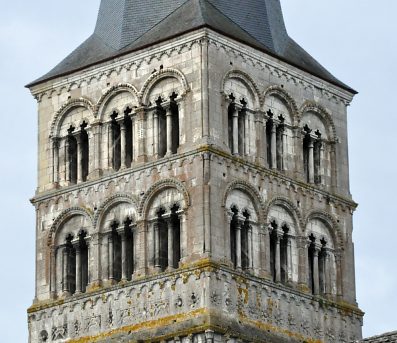 Le clocher nord et ses deux étages de baies géminées.