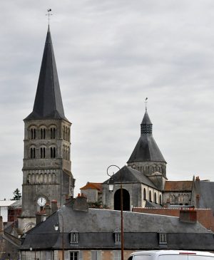 Les deux clochers du prieuré vus depuis le pont sur la Loire.