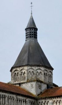 Le clocher octogonal sur le chevet, dit clocher de la Bertrange