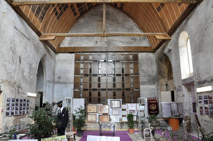 Vue d'ensemble de la nef de l'église Saint-Pierre.