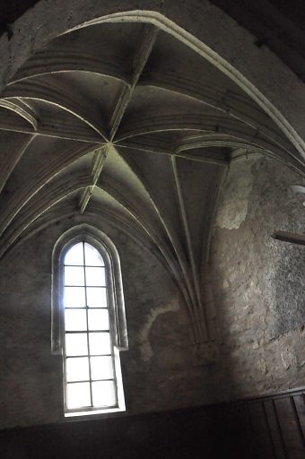 Fentre et vote gothiques dans une chapelle latérale.