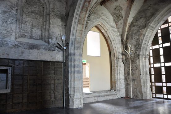 Vue de l'avant-chœur et passage pour gagner les chapelles latérales.