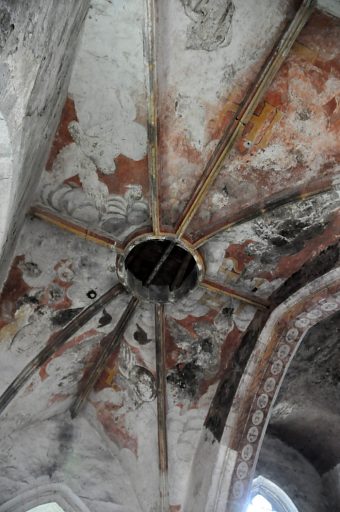 Restes de peintures murales sur la voûte de l'avant-chœur.