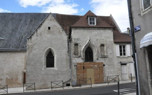 Le côté sud et ses deux chapelles latérales.