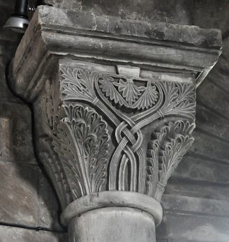 Chapiteau à feuilles d'acanthe et rinceaux dans une chapelle rayonnante