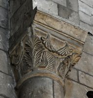 Chapiteau roman près de l'orgue de tribune