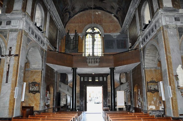 Le bras d'entrée de la croix grecque avec l'orgue de tribune