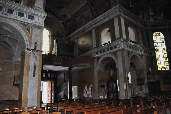 Le bras de la croix grecque par lequel on rentre dans l'église