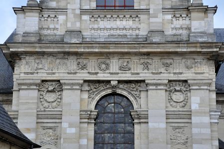 Les décorations au centre de la façade