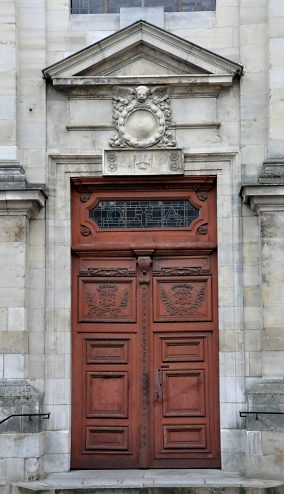 La porte centrale et son fronton triangulaire