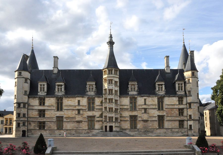 La célèbre façade sud du palais ducal de Nevers, photographiée au petit matin sous un soleil rasant.