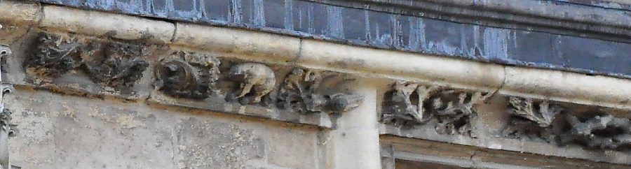 Vue partielle de la frise constituée de choux et de petits animaux qui court à la base du comble.