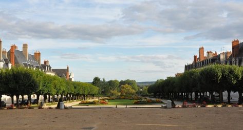 Parvis devant la façade, tel qu'on le voit depuis la tourelle centrale : il descend jusqu'à la Loire.