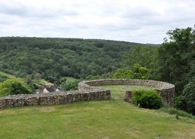 La trace d'une ancienne tour du château de Vauguillain