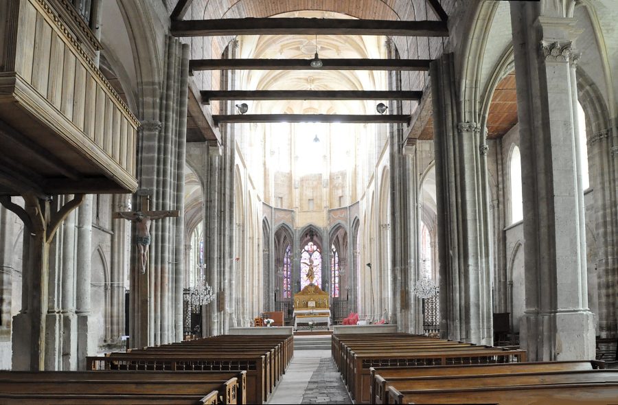 Vue d'ensemble de la nef de l'église Saint-Pierre et de son chœur  inondé par le soleil