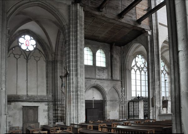 Le transept nord de l'église (partie centrale de la photo) date du  XIIIe siècle.