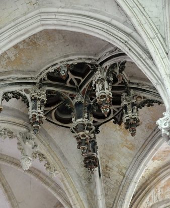 Clé pendante devant la chapelle de la Vierge