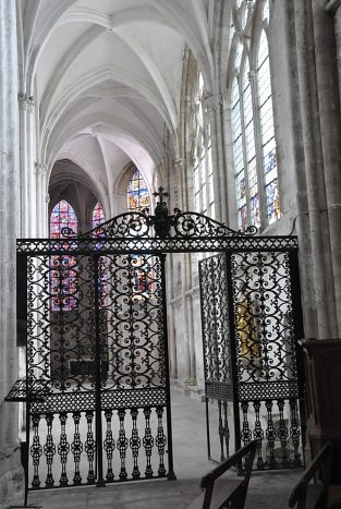 L'entrée sud dans le déambulatoire avec la grille