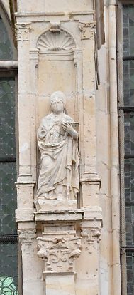 Statue d'un saint évêque sur un contrefort du côté sud (époque Renaissance)