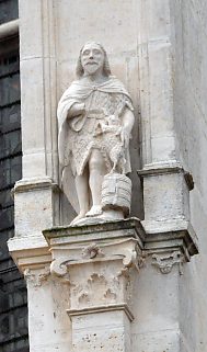 Statue de saint Jean–Baptiste sur un contrefort du côté sud (XVIe siècle)