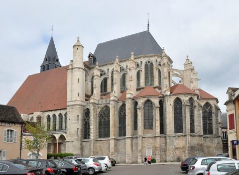 Le chevet de l'église et ses arcs–boutants qui naissent entre les chapelles (XIIIe siècle)