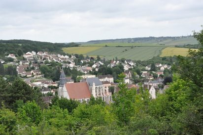 Le bourg et l'église Saint–Pierre vus depuis la chapelle du château de Vauguillain