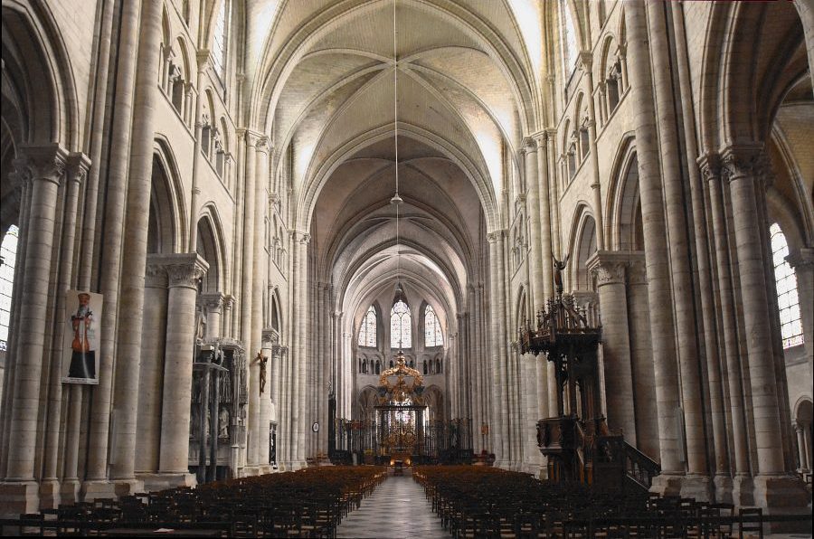 La nef de la cathédrale Saint-Étienne de Sens.