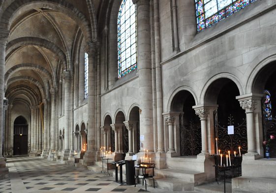 Le bas–côté nord vu du transept et sa suite de chapelles du XIXe siècle.