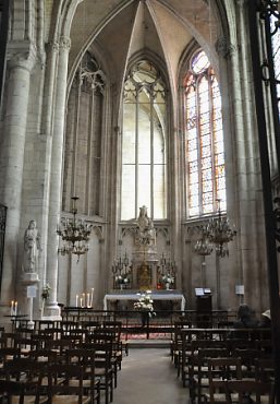 La chapelle de la Vierge (bras sud du transept) est en gothique rayonnant.