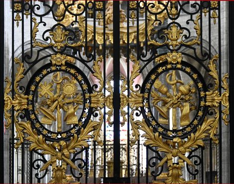 Les instruments du culte resplendissent au sein de la grille centrale du chœur, posée en 1760.