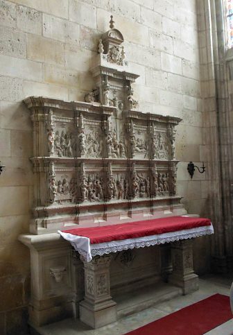 Le retable de la Passion dans la chapelle Saint-Martial.