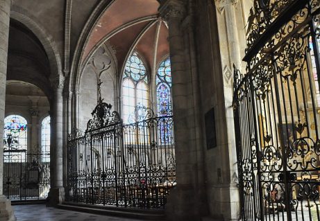 Le déambulatoire avec les trois chapelles rayonnantes protégées par des grilles.