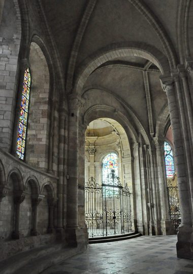 Déambulatoire nord avec vue sur la chapelle Sainte-Colombe.