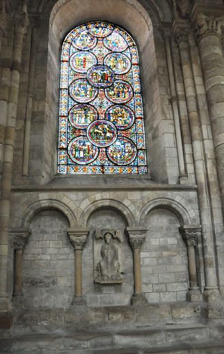 Arcades et statue romanes dans le déambulatoire nord.