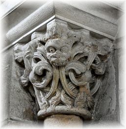 Tête de grotesque crachant des lianes