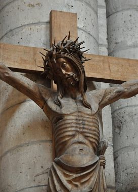 Christ en croix dans la nef.