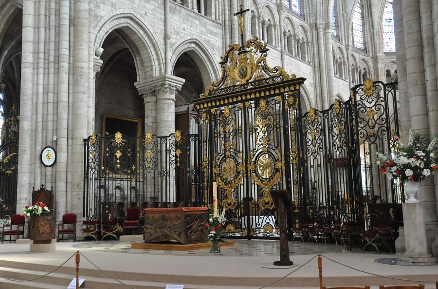 L'entrée du chœur et l'autel de messe de la cathédrale de Sens.