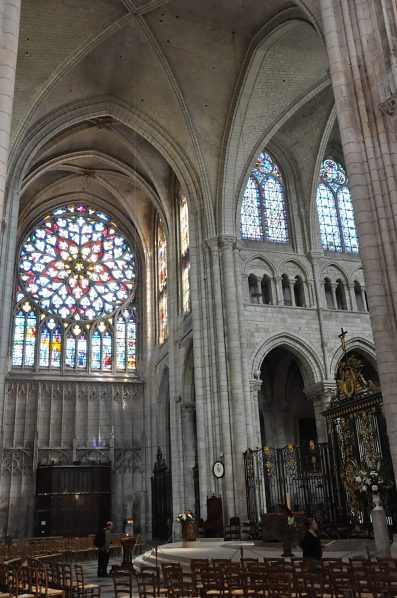 Le croisillon nord du transept et la grille du chœur.