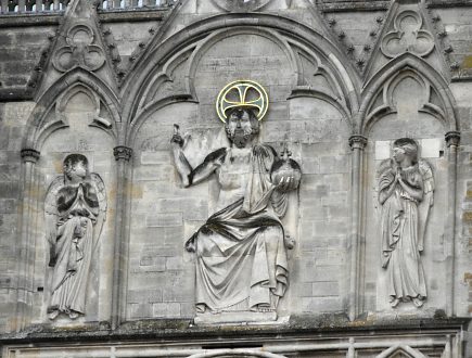 Le Christ entre deux anges adorateurs sur la façade occidentale.