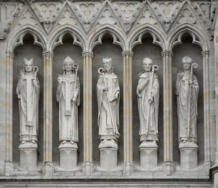 Cinq statues d'archevêques en haut de la tour de pierre sur la façade occidentale