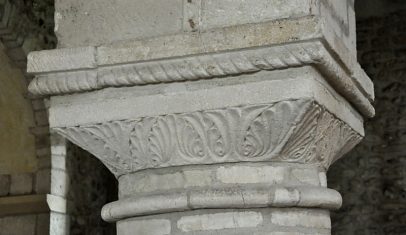 Tailloir et chapiteau romans dans le transept