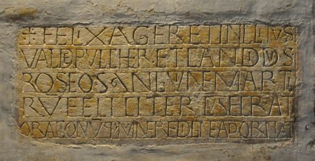 Inscription gravée dans le mur de la crypte